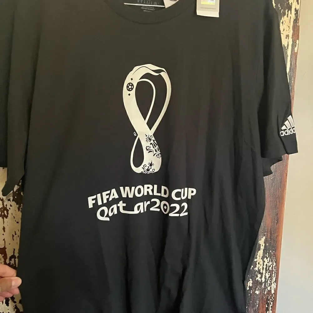 Men’s NWT Adidas FIFA World Cup 2022 Official Emblem T-shirt. Size XL.